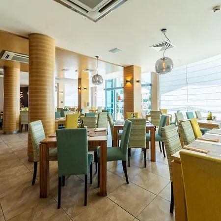 Private 2-bedroom With Pool And Free Parking In Marina Club Поморие