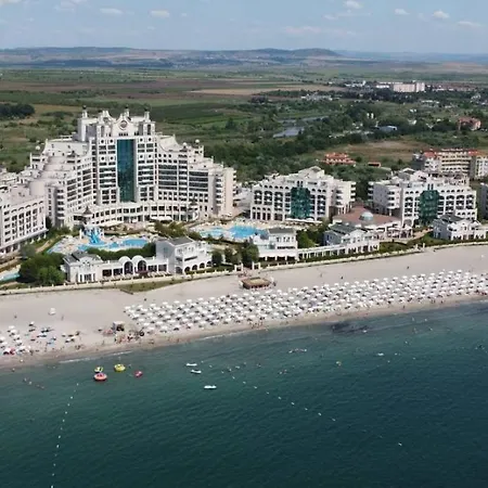 Private 2-bedroom With Pool And Free Parking In Marina Club Поморие