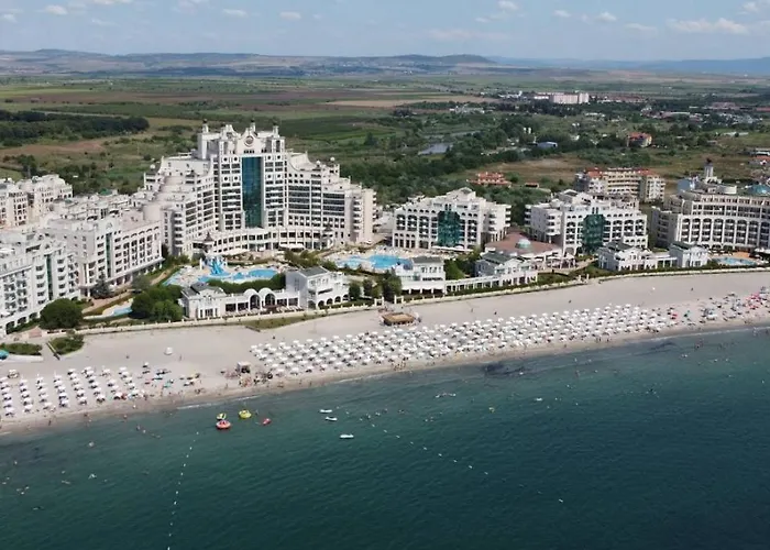 Private 2-bedroom With Pool And Free Parking In Marina Club Pomorie