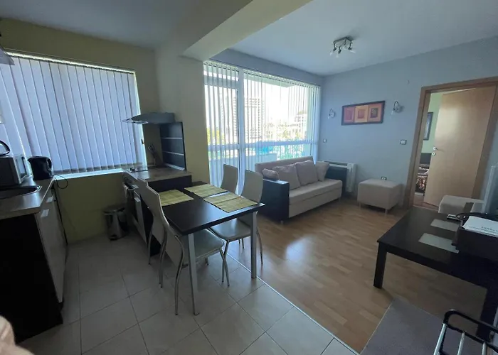 Aparthotel Private 2-bedroom With Pool And Free Parking In Marina Club